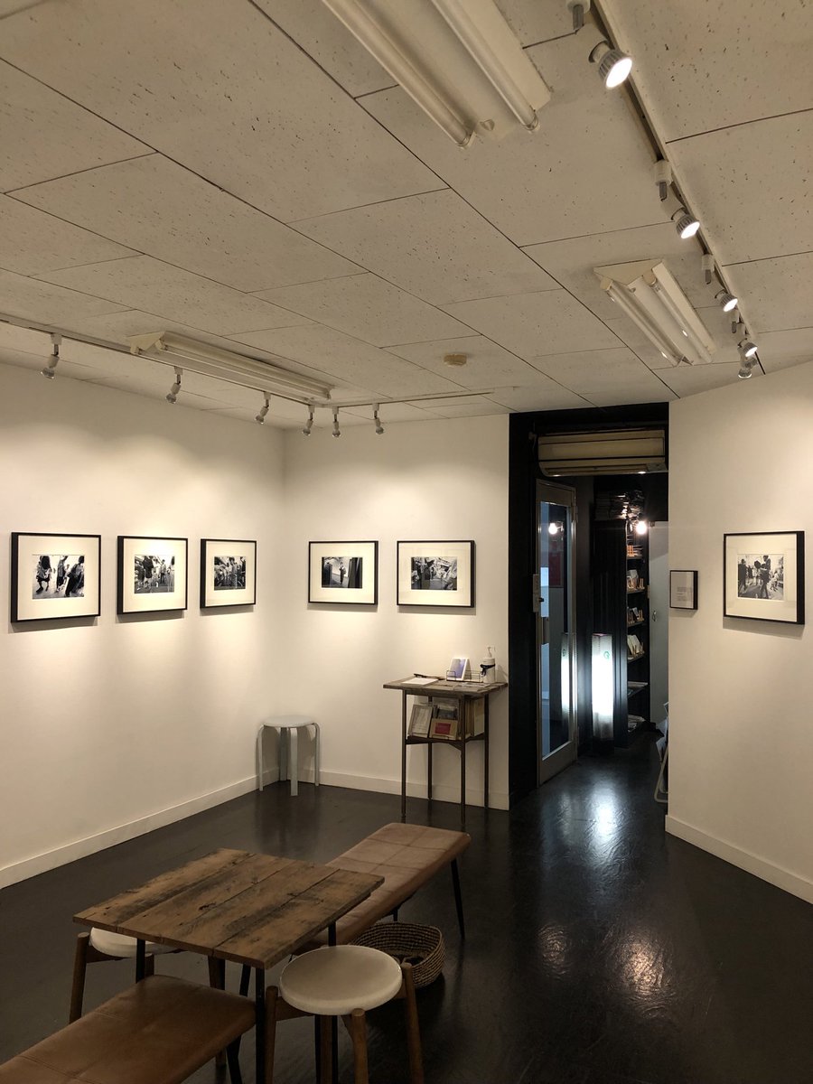 InfoJunktion's tweet image. サードディストリクトギャラリーでは牟田義仁写真展「copypasta」を2月8日（日）まで会期中無休で開催中です。
個の眼差しからカメラの視野を解放する、ノー・ファインダー撮影のストリート・スナップショットによる写真（史）再考の試み。
是非ご覧ください。
3rddg.com