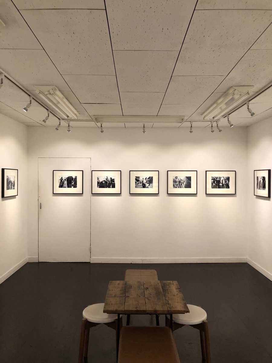 InfoJunktion's tweet image. サードディストリクトギャラリーでは牟田義仁写真展「copypasta」を2月8日（日）まで会期中無休で開催中です。
個の眼差しからカメラの視野を解放する、ノー・ファインダー撮影のストリート・スナップショットによる写真（史）再考の試み。
是非ご覧ください。
3rddg.com