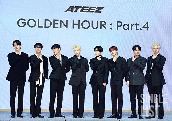 slist2015's tweet photo. [포토] 에이티즈 '케이팝 비주얼킹'

#에이티즈 #ATEEZ 
@ATEEZofficial
#Adrenaline 
#홍중 #성화 #윤호 #여상 #산 #민기 #우영 #종호 
#에이티즈컴백 
#ATEEZISCOMING 
#GOLDENHOUR_Part4 
⬇️관련기사⬇️ 
https://t.co/S0XF5FGCcd https://t.co/0TgYFtfIgO