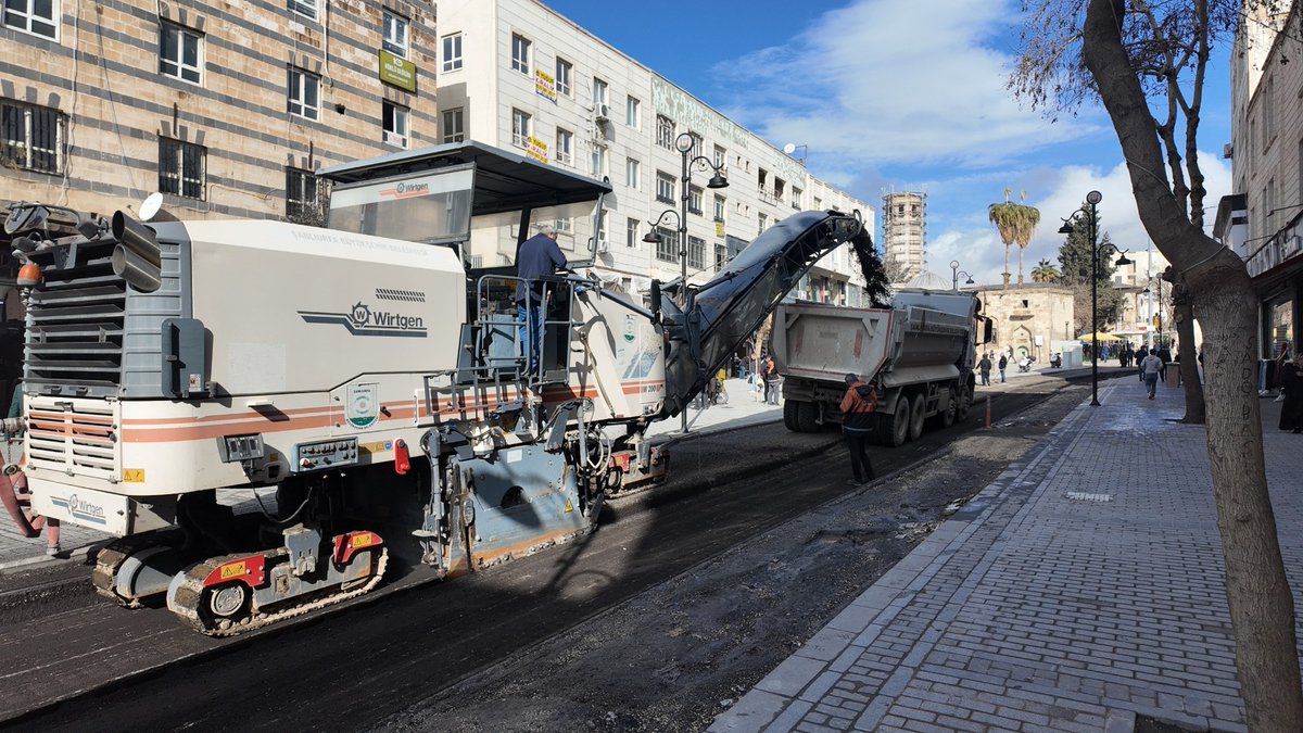 Divanyolu’nda Dönüşüm Başladı✨

Şanlıurfa’nın tarihi kalbi Divanyolu, yayalaştırma projesiyle yeniden hayat buluyor. Asfalt öncesi zemin çalışmaları kapsamında mevcut güzergâhta söküm işlemleri tamamlandı, altyapı ve üstyapı çalışmaları eş zamanlı olarak sürdürülüyor.

🔹 11.240