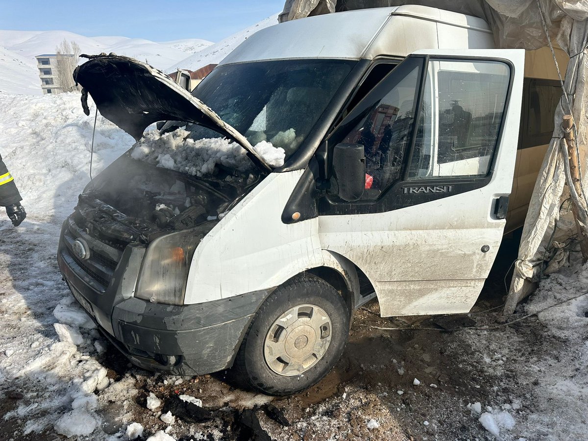 İlçemize bağlı İnanlı Köyü’nde bir minibüs, henüz belirlenemeyen bir nedenle alev aldı. Çevredeki vatandaşların ihbarı üzerine olay yerine belediyemiz İtfaiye Müdürlüğü ekipleri sevk edildi.

Kısa sürede bölgeye ulaşan itfaiye ekiplerimiz, yangına müdahale ederek alevleri kontrol