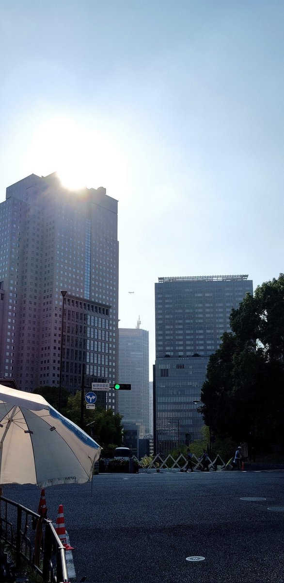 与えられてた余地に西陽が差す頃
先人の矢は放たれた印として証される
沈黙のカンテイに帰する日に
不都合な真実が横たわり…