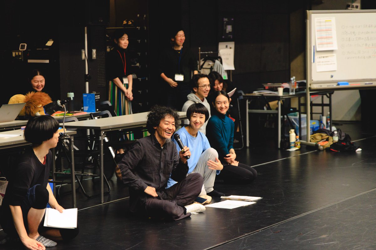 Theater_SAF's tweet photo. 【公演まであと2日🌼】
カンパニー・グランデ『春の祭典』
2/7(土)・2/8(日)各日15時開演
今日から本格的な舞台稽古がスタート。
照明も加わり、出はけや立ち位置など、細かな確認が続いています。
https://t.co/JIh2wkpXLx
写真は稽古場より📷湯越慶太 https://t.co/mpoQvvU9eM