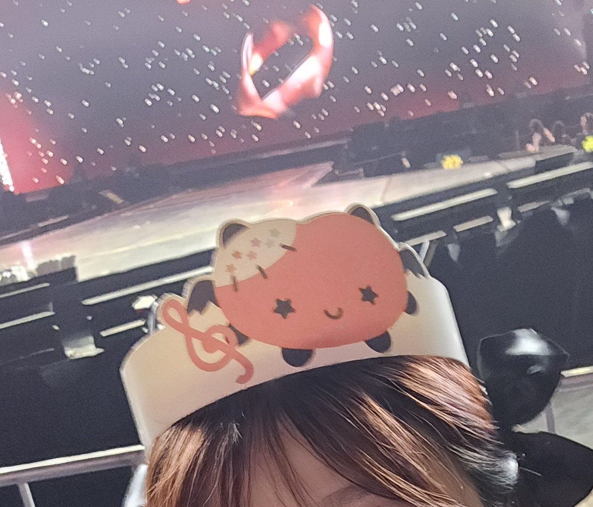 btw memberpun gak familiar sama dollnya, kemaren waktu nwo bkk kan salah satu projectnya pake headband gambar doll gini
waktu photo time ada bahkan ada member yang nanya "eh ini (karakter) apa?" trus mreka mikir dlu baru ada yg jawab "doll karakter kita kayaknya" 😭🤣