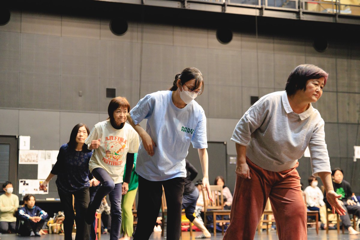 Theater_SAF's tweet photo. 【公演まであと2日🌼】
カンパニー・グランデ『春の祭典』
2/7(土)・2/8(日)各日15時開演
今日から本格的な舞台稽古がスタート。
照明も加わり、出はけや立ち位置など、細かな確認が続いています。
https://t.co/JIh2wkpXLx
写真は稽古場より📷湯越慶太 https://t.co/mpoQvvU9eM