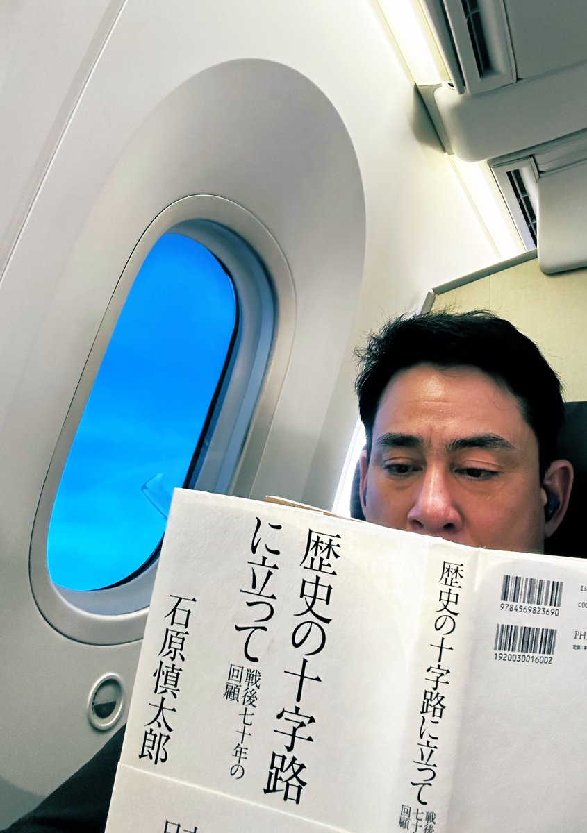 kennoguchi0821's tweet photo. 再読。

携帯が鳴り、見たら「石原慎太郎」。3回ほど深呼吸をして「はい、野口です」。特に「はい」に妙に力が入ったいた。石原慎太郎さんからの突然の連絡は決まって無茶ぶり。まともな案件はＴ秘書官からの連絡と決まっていた。故にご本人からの連絡にはいつもドキドキさせられた。

一方的に早口でお話をされガチャリ。気がついたら電話は切れているのも当たり前。そして石原慎太郎さんは意外に思われるかもしれませんが声が小さい。聞き取れないままガチャリと電話が切られてしまうこと多々。

T秘書官に真相を確認しても「野口さんから本人に聞いたらいいじゃないですか」でやはりガチャリ。とはいえ石原慎太郎さんに確認の連絡をする程、ヤボなことはない。私から連絡をした事はたったの一回もない。そこからは想像力。石原慎太郎さんになりきるのだ。本気で全神経を集中して。そうするとなんとなく見えてくる気がして。

僕の経験上、大半が当たった。あの当たった時の喜びはそれはそれは計り知れないものがありました。誰に伝えても伝わらないと密かにガッツポーズ。しかし、冷静に振り返ってみれば僕は東京都の職員でもなく、秘書でもなく。でも、それでも無茶振りを押し付けられても無邪気に喜んでいました。

石原慎太郎さんの魅力はまさにそこなんだろうと。再読しながら一つ一つのエピソードがまるでドラマのマンシーンのように蘇ってくる。石原慎太郎さんにこの国の総理になって頂きたかった。時代が少し早すぎました。この時代なら…。