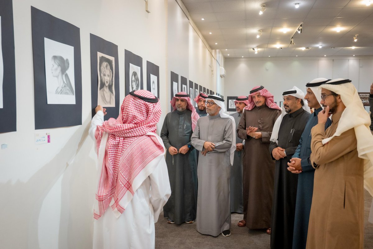 SASCA_BHA's tweet photo. افتُتح معرض «رحلة فن» بحضور وتشريف الفنان أحمد ربيع، الذي دشّن الفعالية واطّلع على مسيرة البرنامج ومراحله التدريبية وما تضمّنه من تقنيات وأساليب فنية، إلى جانب استعراض أعمال المتدربين والوقوف على آلية تنفيذها والإجابة على تساؤلات الزوّار في أجواء فنية ثرية

#جمعية_الثقافة_والفنون https://t.co/yZ2rkPqlTc