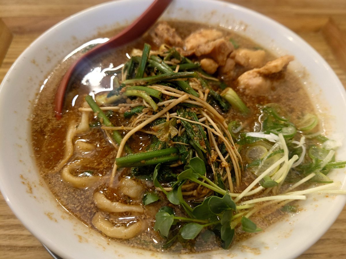 麺や 七彩@八丁堀
#芹味噌
中200g
金町でも頂いた秋田県三関の芹、ここでは味噌🍜で☺️
昨年は塩そばだった。味噌は初だけど、スープと一体のしっとり芹もいい😋
いつも美味しい一杯🍜ご馳走様です🙏✨
#ramen_cp