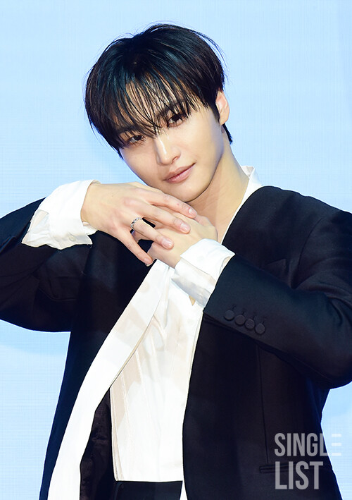 slist2015's tweet photo. [포토] 에이티즈 성화 '어느 각도에서도 완벽하다'

#에이티즈 #ATEEZ 
@ATEEZofficial
#Adrenaline 
#성화  #에이티즈_성화 #ATEEZ_SEONGHWA
#SEONGHWA #박성화
#에이티즈컴백 
#ATEEZISCOMING 
#GOLDENHOUR_Part4 
⬇️관련기사⬇️ 
https://t.co/JzausAT7kL https://t.co/u7sfWubhUa