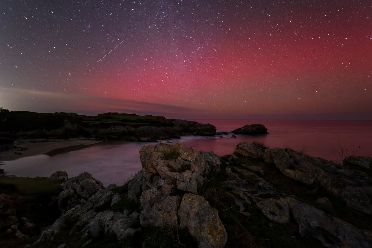 Muchas Felicidades al Hombre y la Mujer del Tiempo!!!
Para conmemorar su Día Mundial, imagen de una inusual Aurora Boreal,  con un "bólido" cruzando el cielo, en Asturias.
<a href="/ElTiempo_tve/">El Tiempo en TVE</a> <a href="/mbarreiro_tve/">Martín Barreiro</a> <a href="/monicalopez_tve/">Mònica López</a> <a href="/abarniol_tve/">Albert Barniol</a> <a href="/slaplana_tve/">Silvia Laplana</a> <a href="/agomezmeteo_tve/">Andrés Gómez</a> <a href="/marcsansa/">Marc Santandreu</a>