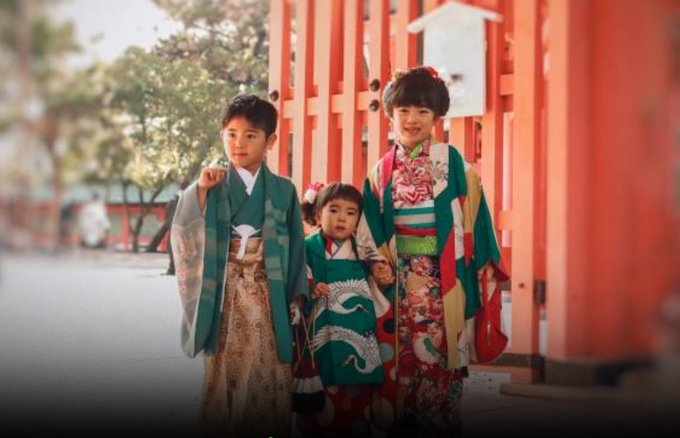 OdakTV1's tweet photo. Dr. Ahmet Rasim Küçükusta:

 Japon çocuklar yılda 1–2 kez, Amerikalı çocuklar ise 8–12 kez soğuk algınlığı geçiriyor

Japon ailelerin rutini:
• Eve gelince
• Toplu taşımadan sonra
• Yemekten önce
• Hastalık belirtileri başlar başlamaz
👉 Gargara yapılıyor

Gargara neden etkili?
• Virüsleri tutunmadan önce uzaklaştırır
• Ağız ve boğazdaki viral yükü azaltır
• Erken çoğalmayı engeller
• Tuzlu su, mikropların çoğalmasını zorlaştırır

Basit gargara tarifi:
• 1 çay kaşığı tuz
• 1 bardak ılık su
• 30 saniye ağzı çalkala
• 30 saniye başı geriye eğip boğazı gargara yap