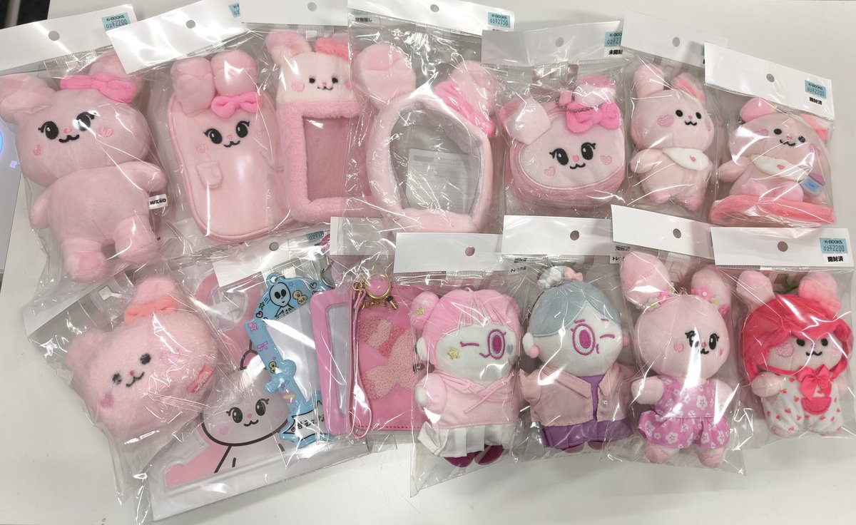 NiziU 🌈 【コーナー紹介】 ミイヒちゃんリマちゃんのグッズやバッグ