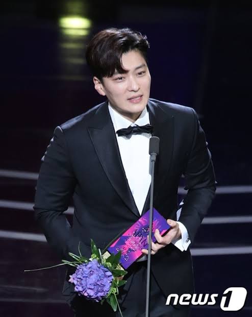 mrpy_formybbo's tweet photo. Their dramas that makes them win this award :

- Boah in #GoodbyeToGoodbye (Excellence Actress in a Serial Drama)
- IU in #MyMister (Top Excellence Actress in a Miniseries)
- Seungjo in #MoneyFlower (Excellence Actor in a Serial Drama) https://t.co/PdOPkHPvhO