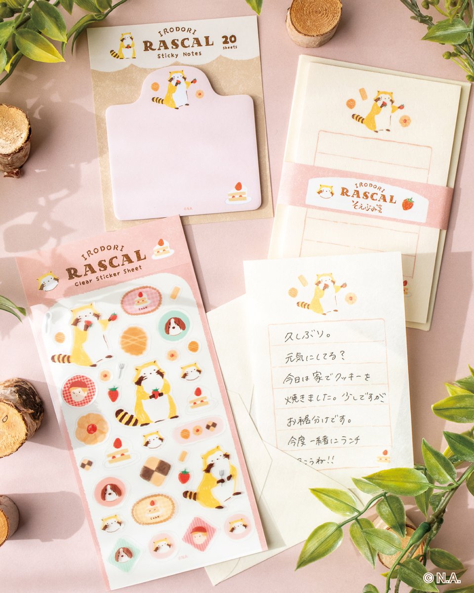sekaimeisaku_jp's tweet image. 「IRODORI RASCAL」商品をご紹介！

◎スイーツ
おやつ時間を楽しむラスカルがかわいい🍰
ケーキやいちごなど、スイーツモチーフがちりばめられたやさしいデザイン。手紙やメモ、ちょっとした贈り物にもおすすめです。

▼詳細はコチラ
meisakugekijo.com/news/2026/0026…

#ラスカル #世界名作劇場