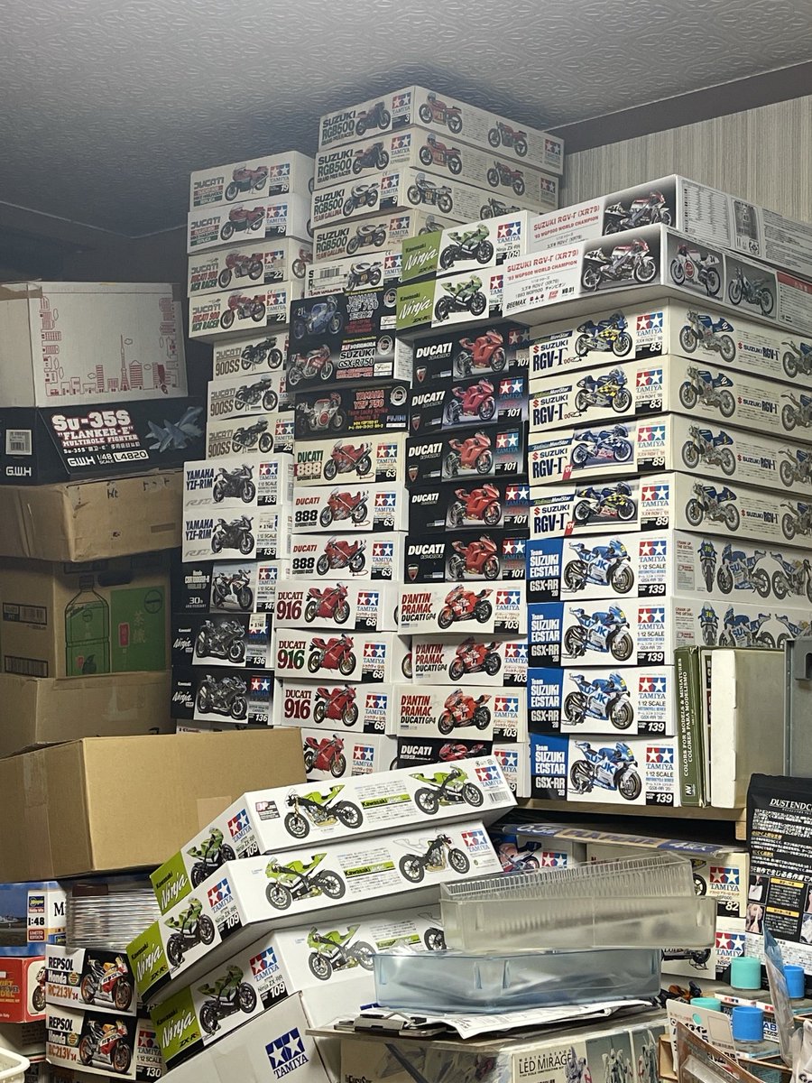 気長に待つつもりでAmazonにZX-RR2個頼んでたのに意外に早く1個だけ