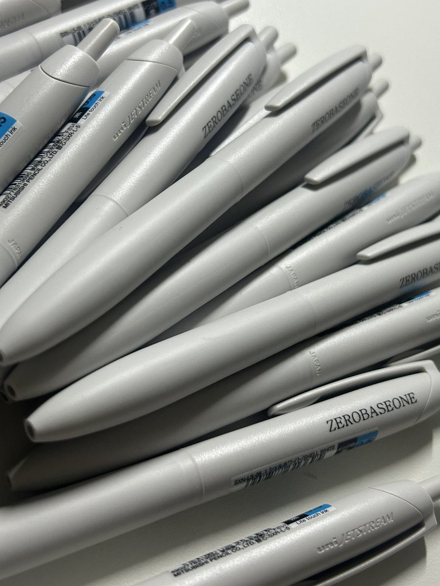 uong_wo's tweet image. 𝟐𝟎𝟐𝟔 𝐙𝐄𝐑𝐎𝐁𝐀𝐒𝐄𝐎𝐍𝐄 𝐖𝐎𝐑𝐋𝐃 𝐓𝐎𝐔𝐑
[𝐇𝐄𝐑𝐄&amp;amp;𝐍𝐎𝐖] 𝐄𝐍𝐂𝐎𝐑𝐄 𝐈𝐍 𝐒𝐄𝐎𝐔𝐋  

제베원 볼펜 나눔합니다!

-3/15 (막콘) 나눔
-수량 30개 
-착장&amp;amp;장소 당일 타래 공지

제트스트림 볼펜이라 사용감 진짜 좋아요🩵

-rt 인증 봅니당 
맞나눔은 디엠주세요☺️