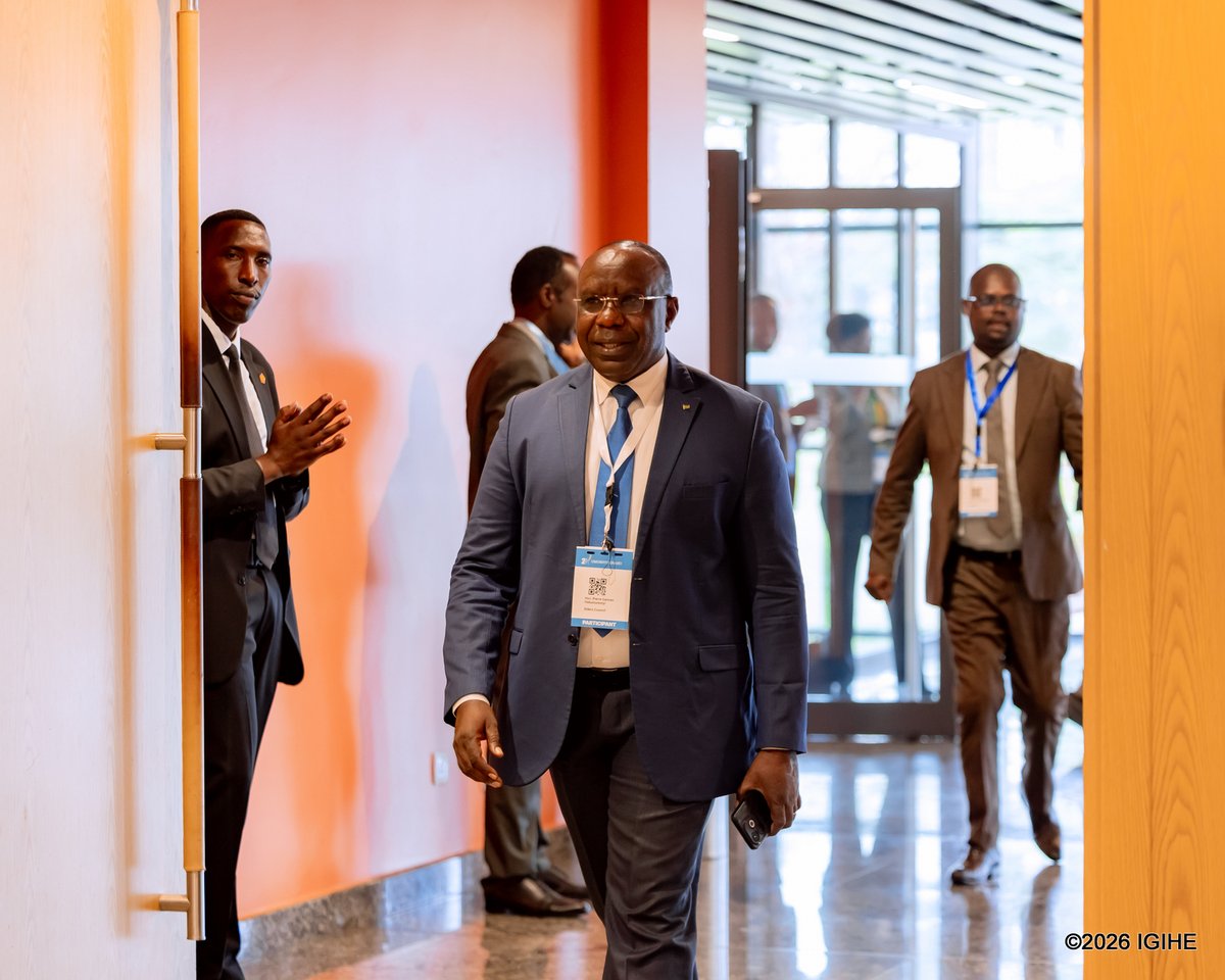 IGIHE's tweet photo. 🔴LIVE: Umushyikirano wagarutse:

Inama y’Igihugu y’Umushyikirano yongeye kuba ku nshuro yayo ya 20, nyuma y’uko iheruka yari yabaye mu 2024 igafatirwamo imyanzuro irimo ijyanye no kuzamura umusaruro ukomoka ku buhinzi, kubaka udukiriro mu gihugu no korohereza Abanyarwanda baba hanze y’igihugu kugira uruhare mu iterambere ry’igihugu biri mu byagezweho neza.

https://t.co/WkgMlKXlPx