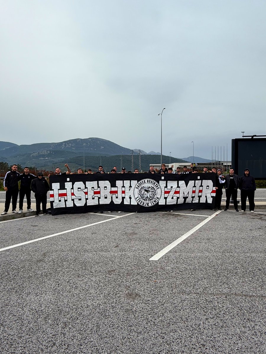 carsiizmir35's tweet photo. Soldiers of Beşiktaş #KocaeliAway https://t.co/K7OtKRwgDy