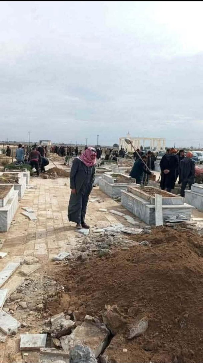 برایەتی گەلان تەنانەت لە گۆڕستان و دوای شەهیدبوونیش هیچ کارکردێکی نییە. عەڕەبەکانی ڕەققە گۆڕی شەهیدەکانی خۆیان، کە لە ڕەفی هێزەکانی هەسەدە #Rojava دا گیانیان بەخت کردووە، هەڵدەدەنەوە و ڕووفاتەکانیان ڕاندەگۆیزن بۆ گۆڕستانی تایبەتی خۆیان. لێرەش دا، شەهیدە کوردەکان بە تەنیا