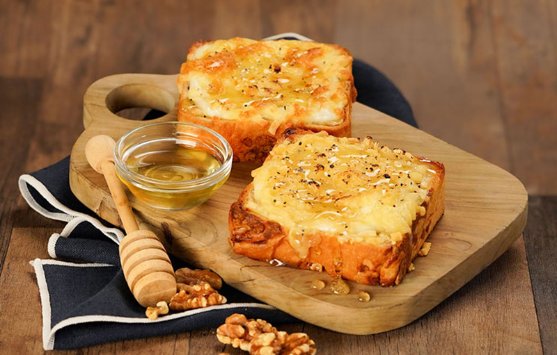 【大阪初號本店・あべの店限定】
🍯胡椒香る 3種のチーズと蜂蜜のトースト🧀
 2/6(金)に新登場✨

胡桃入りのパンに3種のチーズをのせ、香ばしく焼き上げました。
蜂蜜の甘みと胡椒の香りが重なる、甘じょっぱさがクセになる一品。

軽食にも、ワインのお供にもおすすめです🍷