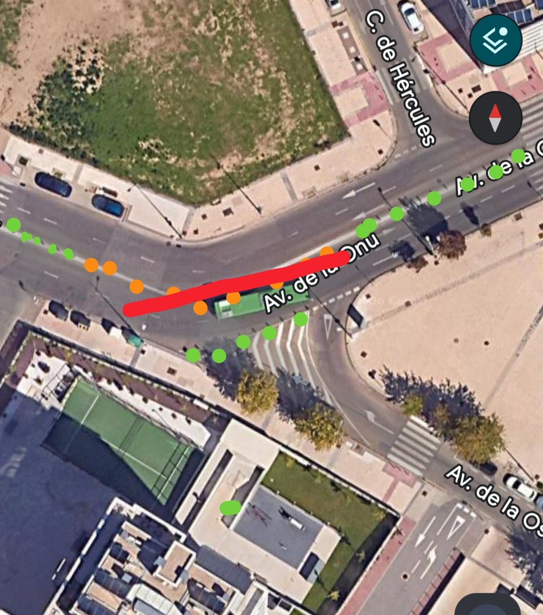 ivanro82's tweet photo. @AytoMostoles @VecinosPAU4 En la curva de Av. Osa Menor con Av. ONU a diario hay vehículos que realizan el trazado marcado en rojo, invadiendo el sentido contrario con el peligro que eso supone. Se podría ampliar la linea de balizas verdes, en los puntos naranjas propuestos? https://t.co/y1ibewbwLX