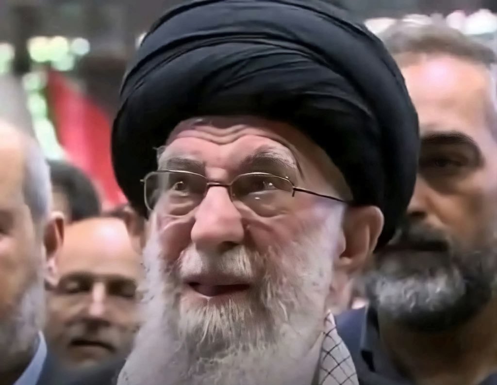 🔴رحم الله من تفل عليه 👇 

                     عدو الله وعد و الاسلام والمسلمين