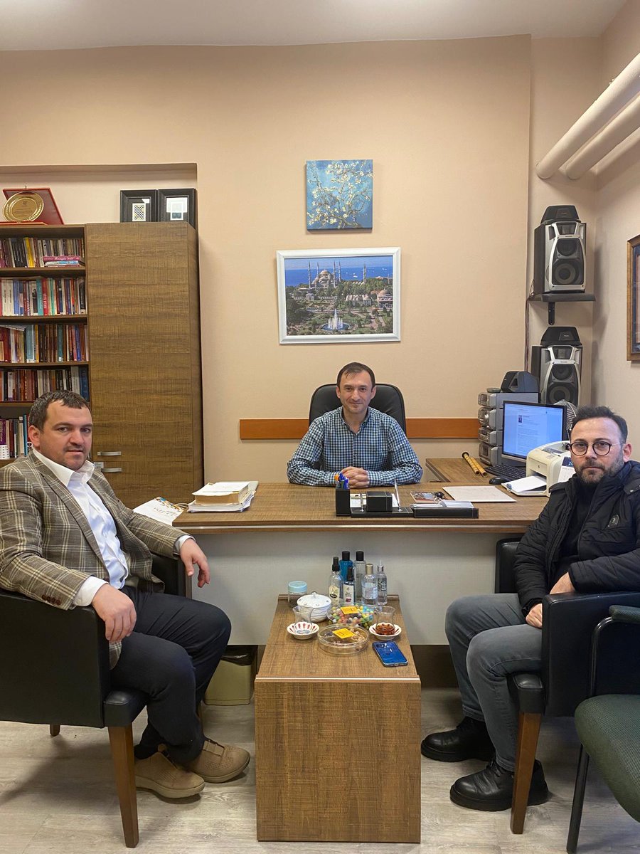 Uludağ Üniversitesi İlahiyat Fakültesi'nin değerli hocaları Doç. Dr. Muhammet Zinnur Kanık ve Dr. Şemsettin Çoban'ı ziyaret ettik.
Balkanlarda gerçekleştirdikleri kıymetli programlar ve kültürel katkıları için, Bursa Türk Müziği Topluluğu adına kendilerini tebrik ettik.
