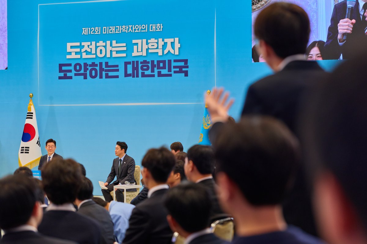 Jaemyung_Lee's tweet photo. 미래 대한민국을 이끌 미래 과학자들을 만났습니다. 과학기술 강국을 향한 아이디어와 지혜를 나누고, 우리의 포부와 의지를 견고히 다질 수 있었던 뜻깊은 시간이었습니다.

인류 역사를 돌아보면 과학기술을 존중했던 나라는 늘 번영을 이뤘고, 이를 소홀히 여긴 국가는 쇠퇴했습니다. 대한민국이 단기간에 선진국으로 성장할 수 있었던 것도 교육과 과학기술에 투자하며 인재를 귀하게 여겼기 때문입니다. 

특히 국가 간 경쟁이 치열한 시대, 과학기술력이야말로 국력의 제1지표입니다. 과학자들의 꿈과 희망에 대한민국의 명운이 걸려있다는 책임감으로, 정부가 여러분의 미래를 아낌없이 지원하겠습니다. 국가장학금 제도에 더해 국가과학자제도까지 도입해 평생 연구에 종사하면서도 명예롭게 살 수 있는 길을 열겠습니다.

그러니 정부를 믿고 거침없이 도전해주시기 바랍니다. 실패가 성공의 자산이 되어 마음껏 혁신의 길에 매진할 수 있도록 정부가 미래 과학자들의 든든한 후원자가 되겠습니다.