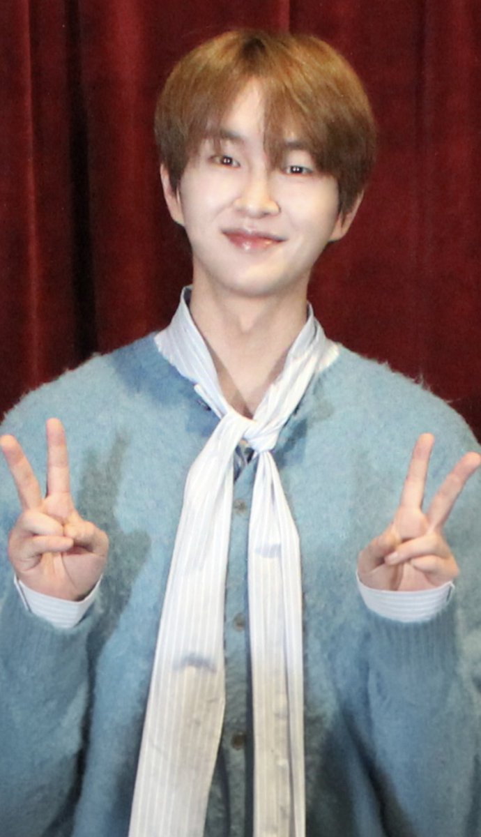 Onew's LA Group Photo is also out!!! 🤩🤩🤩