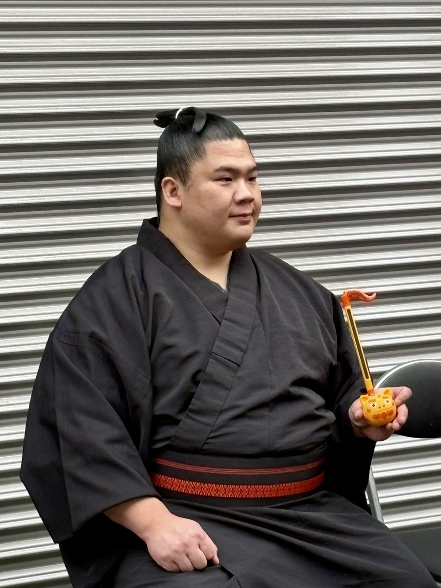 to_ru1972's tweet photo. 近所の商店街の餅つき&amp;撮影会イベントで、なぜかシーサーのオタマトーンを持たされている宇良関。かわいらしい。 https://t.co/5XiC9khckH