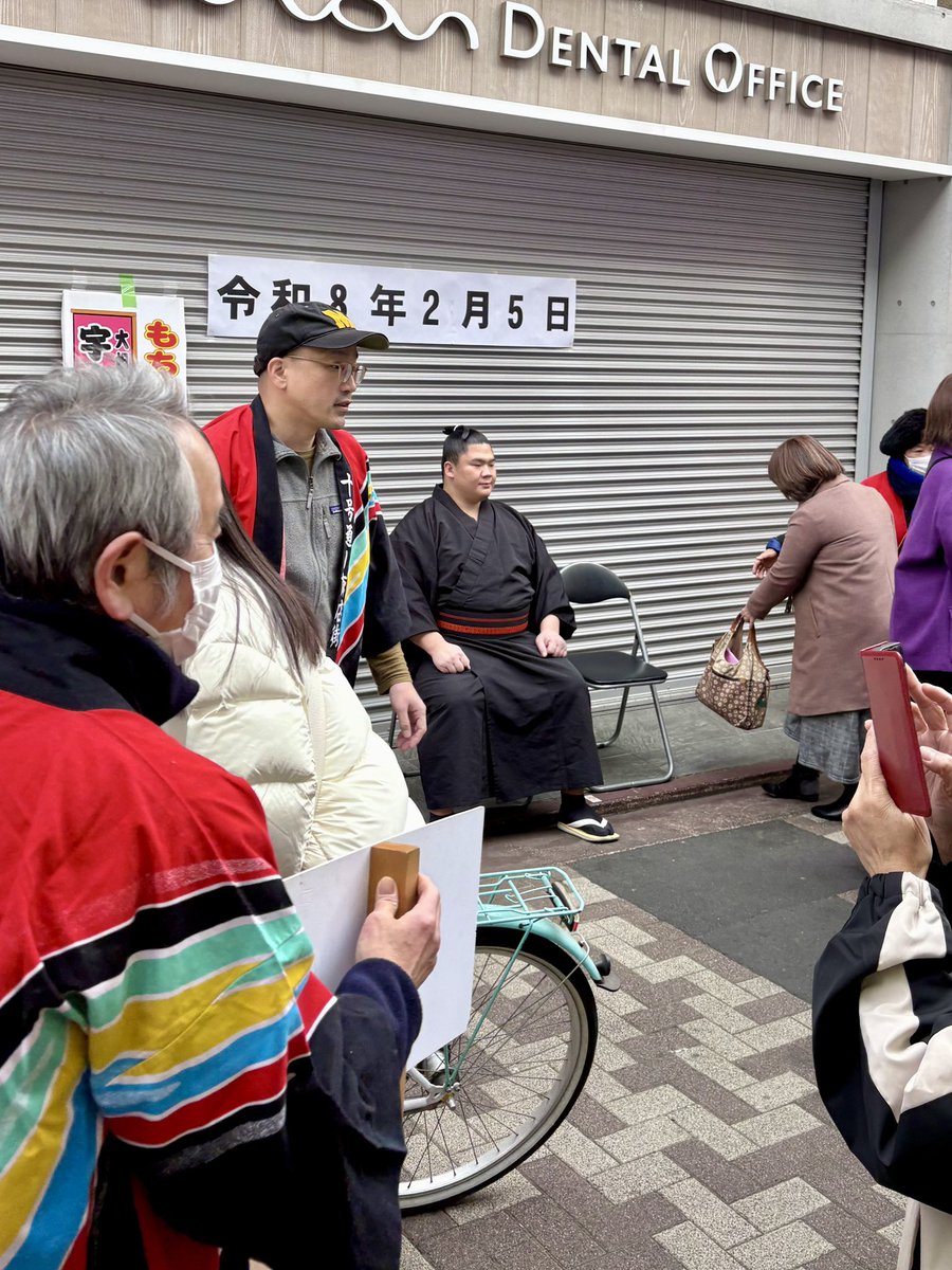 to_ru1972's tweet photo. 近所の商店街の餅つき&amp;撮影会イベントで、なぜかシーサーのオタマトーンを持たされている宇良関。かわいらしい。 https://t.co/5XiC9khckH