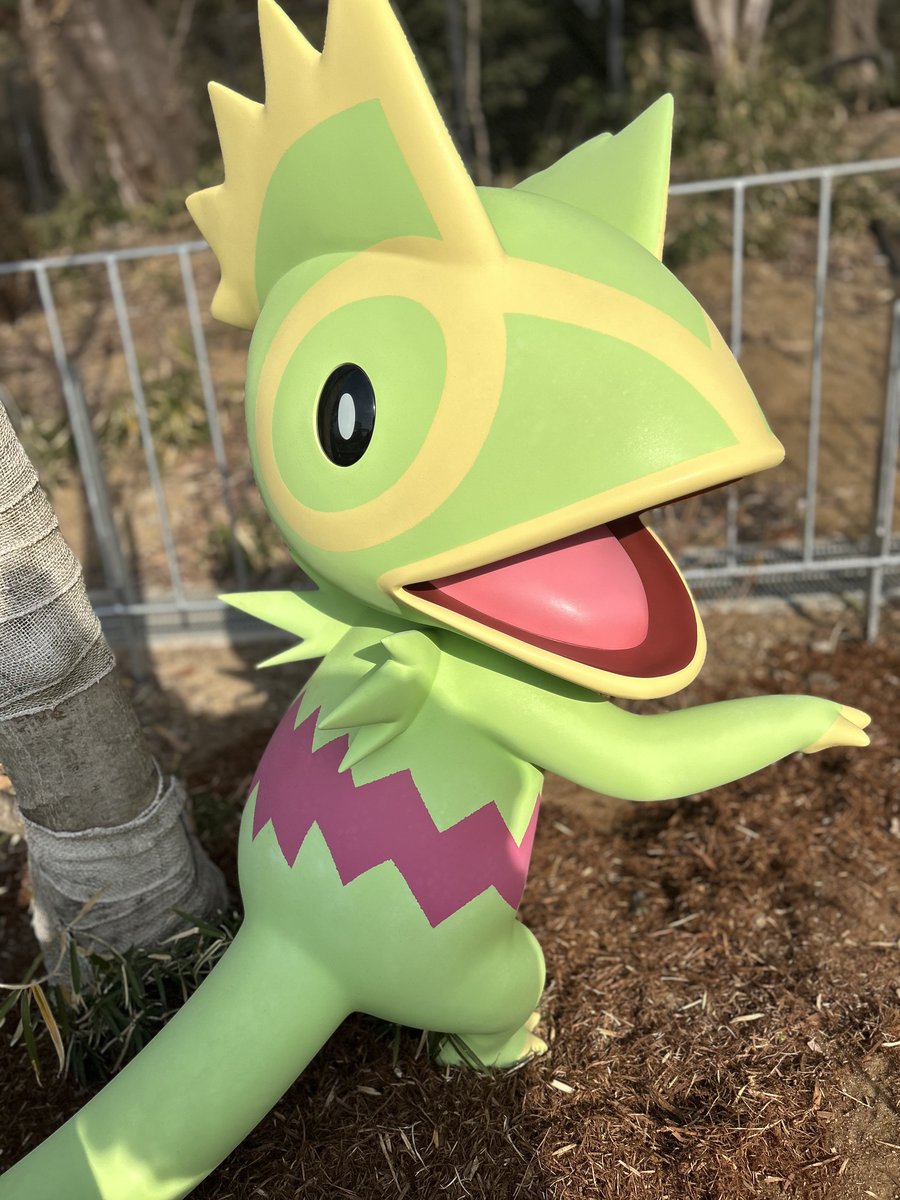 フシギダネにしっぽ踏まれてびっくりしてるカクレオンが好きすぎる