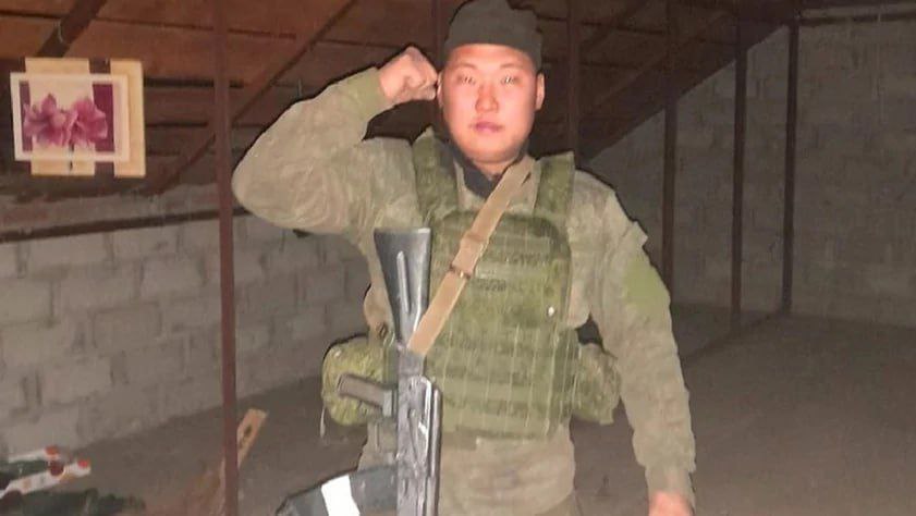 ЧУДО С БОЙЦОМ

Наш боец Дьулустаан Иванов занимался укреплением блиндажа, когда был тяжело ранен снайпером врага. Бойца сразу эвакуировали в полевой госпиталь. 

Во время операции у него остановилось сердце, и врачи констатировали смерть. Однако по дороге в морг произошло