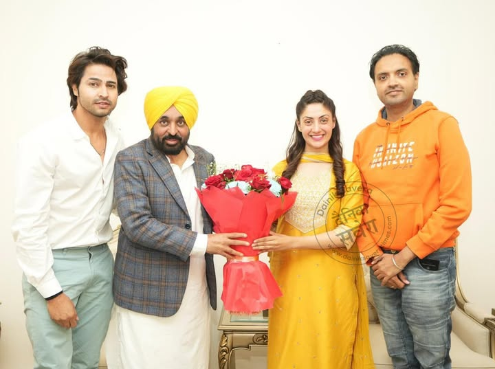 Saverajalandhar's tweet photo. Hashar” ਵਾਲੀ Gurleen Chopra ਨੇ ਆਪਣੇ ਪਤੀ ਨਾਲ ਪੰਜਾਬ ਦੇ CM Bhagwant Man ਨਾਲ ਕੀਤੀ ਮੁਲਾਕਾਤ
#gurleenchopra #CMBhagwantMann #hashar #punjabiactress #punjabiartist #DainikSavera https://t.co/WYWv1Yl7pI