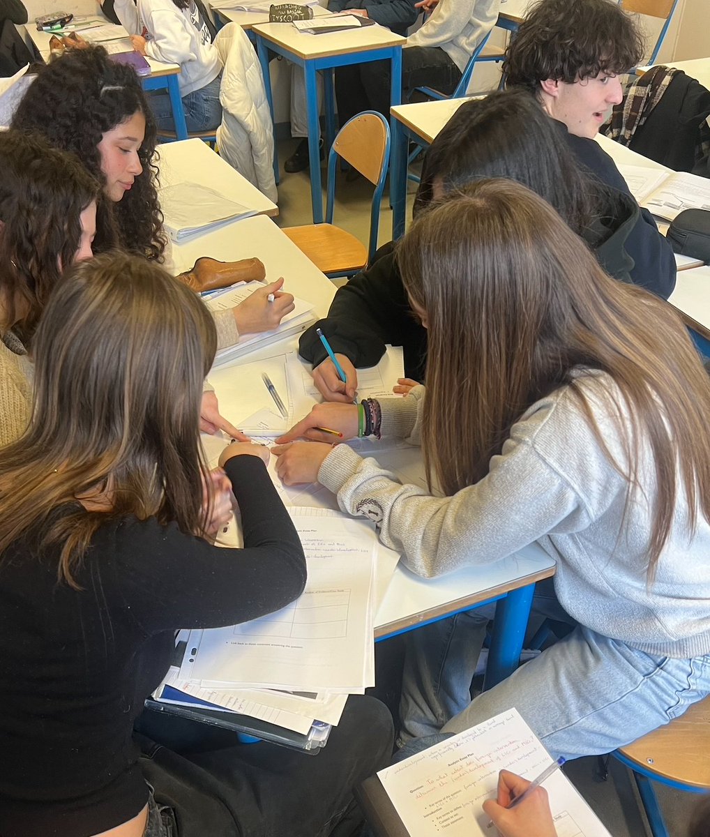 Students in 1ère continue to use collaborative methods to refine their analytic essays
sisparisouest.org/section-anglop…