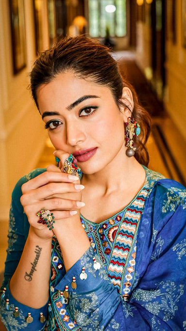 MandannaRash's tweet photo. Tradition with an edge. 💎
Every detail tells a story—strength wrapped in elegance.
#DesiStyle #CinematicPortraits #ModernTradition #StyleWithSoul #RashmikaMandanna https://t.co/fcJiyiYPws