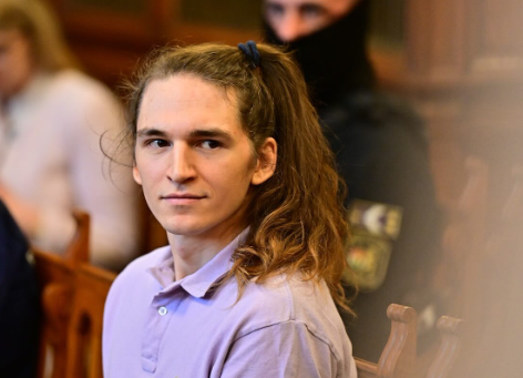 Lei è la #Salis tedesca, Maja T. è stata condannata a #Budapest a otto anni per aggressione aggravata e lesioni a colpi di #martello, quella #italiana è stata eletta grazie alla sinistra di Fratoianni al Parlamento Europeo. E poi il mondo non va al contrario? Hajrá Magyarország!