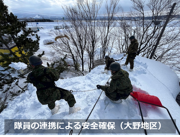 ModJapan_saigai's tweet photo. #自衛隊 は2日より、青森市内の一人暮らし高齢者世帯等を対象に、屋根の除排雪に係る #災害派遣 活動を実施しています。
青森県では 約80年ぶりとなる平年の2.5倍以上の積雪が観測され、雪の重みによる家屋倒壊や落雪は、地域住民の方々の生命に直結する危機的な状況となっています。
活動にあたっている陸上自衛隊第5普通科連隊(青森)の隊員たちは、高所での危険を伴う作業において、平素の訓練などを通じた高いチームワークを活かし、安全管理を徹底しながら一軒一軒の屋根に向き合い、プロフェッショナルな活動を続けています。
引き続き、地域の安全確保に全力で取り組んでまいります。