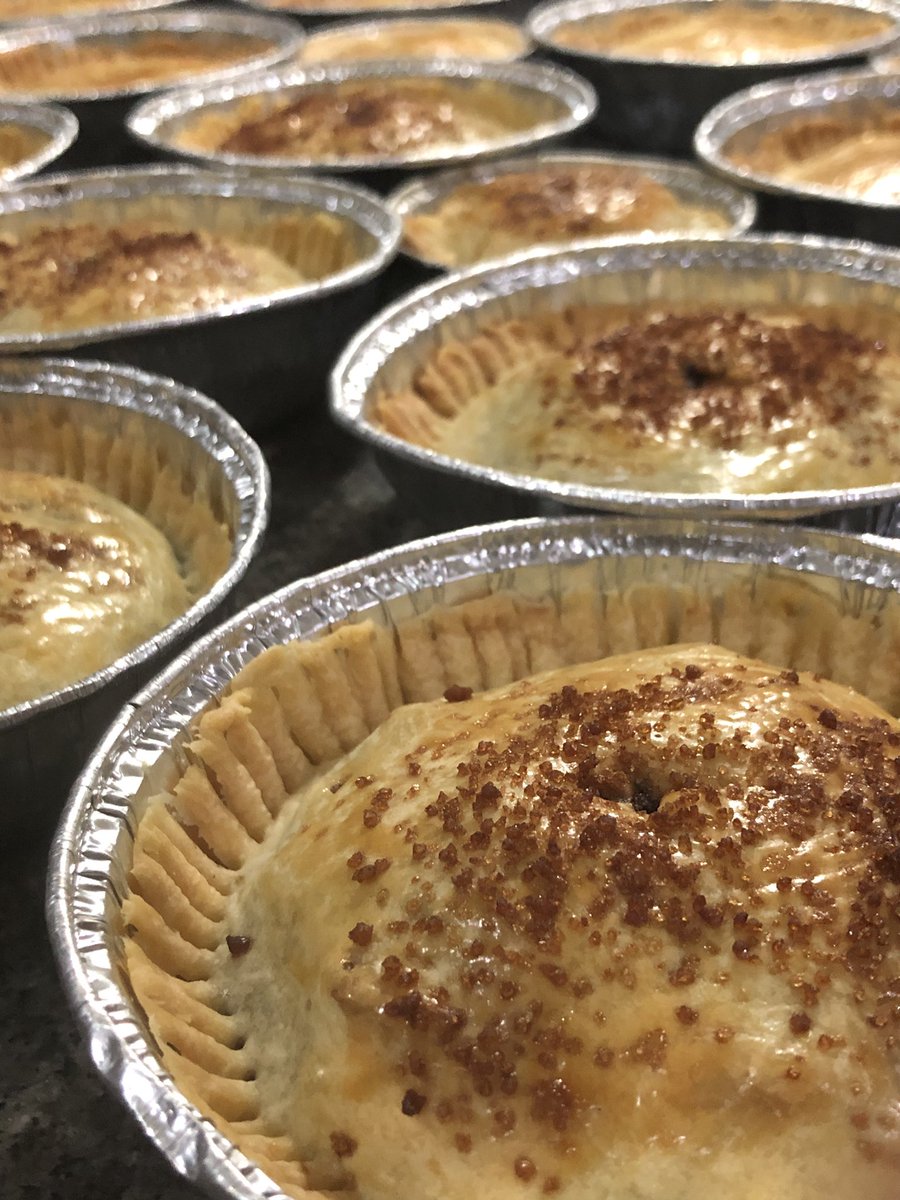 Hai Bebeeeb,
Semoga dalam keadaan sehat dan baik. Mixed Pie Hampers CNY (Chicken Mushroom &amp; Apple) sudah tersedia dan siap dipesan sebelum ekspedisi overload yeees..

8 pcs – 135K | 12 pcs – 200K

Kunanti pesannya di wa.me/62811809111
Terima kasih dan sehat selalu ya ♥️🥰