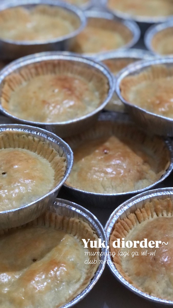 Ibu Kita Martini 💉💉Jualan Pie. Dilarisin yaa! tweet media