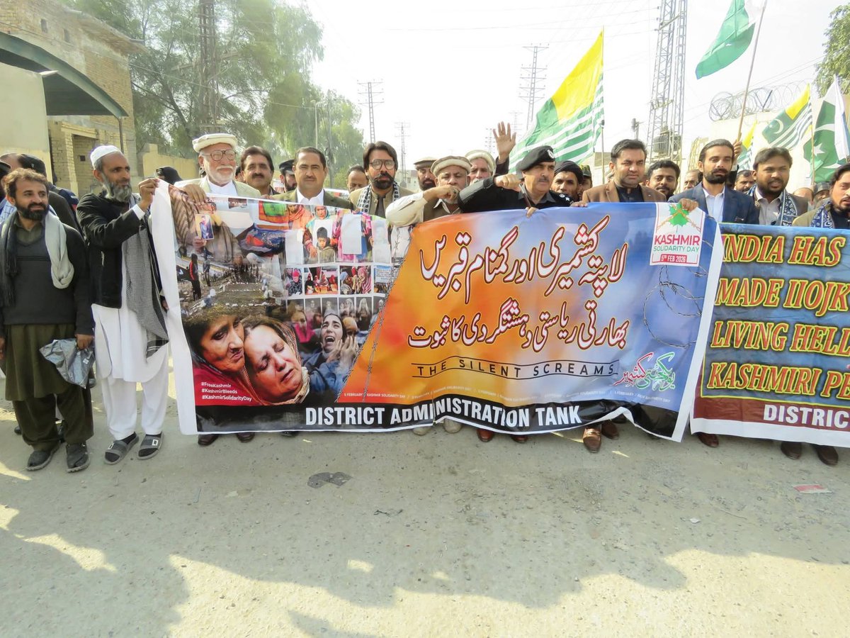 DCTankKP's tweet photo. ٹانک/ یوم یکجہتی کشمیر

ٹانک میں بھی 5 فروری یوم یکجہتی کشمیر کی تقریبات کا انعقاد۔

مرکزی تقریب کا انعقاد ڈپٹی کمشنر آفس ٹانک میں ہوئی بعد ازاں ڈپٹی کمشنر آفس سے ٹانک پریس کلب تک ریلی بھی نکالی گئی۔

تقریب کے مہمان خصوصی ڈپٹی کمشنر ٹانک تنویر خان خٹک تھے۔
 تقریب میں معززین علاقہ نے کثیر تعداد میں شرکت کی۔

 اظہار یکجہتی کے طور پر ایک منٹ کی خاموشی اختیار کی گئی۔ 
تقریب میں سکول کے طلباء نے کشمیر کے حوالے سے تقاریر اور ٹیبلوز پیش کیے

شرکاء سے خطاب میں ڈپٹی کمشنر تنویر خان نے کشمیری عوام کو خراج تحسین پیش کیا۔

 بھارتی ریاست جتنی بھی فسطائیت کر لے کشمری عوام کو دبایا نہیں جا سکتا۔
 پاکستانی عوام کشمیری عوام کو انکی جدوجہد پر خراج تحسین پیش کرتی ہے۔ 
 انصاف کا سورج ضرور طلوع ہو گا اور ایک دن کشمیر ضرور پاکستان کا حصہ بنے گا۔ ڈپٹی کمشنر 

ڈی پی او ٹانک عبدالصمد خان نے بھی شرکاء سے خطاب کیا اور کشمیریوں کی جدوجہد کو خوب سراہا۔ 

 آخر میں کشمیری شھداء اور آزادی کے لیے دعا بھی کروائی گئی اور طلباء میں انعامات بھی تقسیم کیے گئے۔
