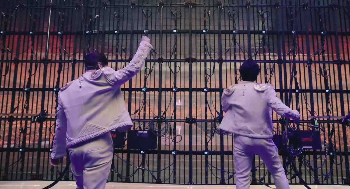 ◤
「東方神起 20th Anniversary Film『IDENTITY』」
　　　　　　　　　　　　　　　　　　　　　◢

劇中の登場シーンよりお裾分け！
ライブステージの後ろ側から見た
貴重な光景を垣間見ることができます👀

ムビチケオンラインはまだまだ販売中！
当日券よりお安くお求めいただけますので、