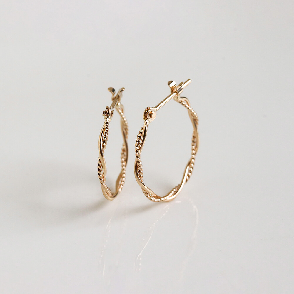 ゴールド スナップ フープ ピアス | K10YG なめらかなラインと、表情の