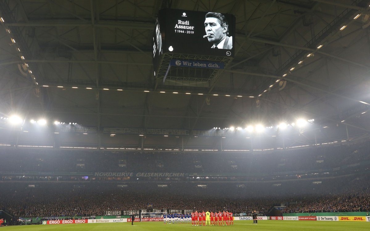 Vor sieben Jahren (6.2.19) stirbt Rudi #Assauer, legendärer Manager des #S04.
Als sein Tod nur wenige Stunden vor dem Pokalspiel gegen <a href="/f95/">Fortuna Düsseldorf</a> bekannt wird, herrscht große Trauer auf Schalke.
"Legenden sterben nie - Ruhe in Frieden, Rudi", steht auf dem Transparent der Ultras.