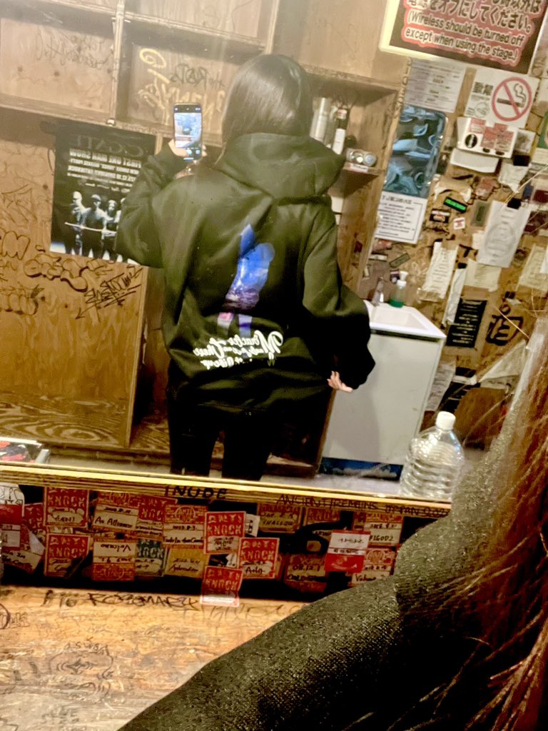 今日はあったかいね？
パーカー1枚で心地いいくらい✨
Bless Orchestra 最新グッズ
"Galaxy Wink" Pullover Hoodie
物販で販売しまーーーす🌌

ANTIKNOCKさんの楽屋は
バックプリント地鶏🐓🤳しやすいのよね🤣🤣

あーわくわくで1日すぐ終わっちゃう！
