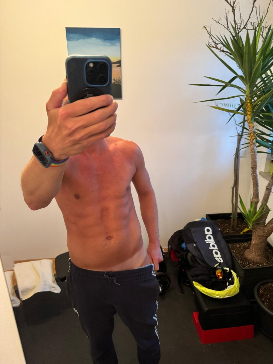 SneaksFFeet1975 tweet media