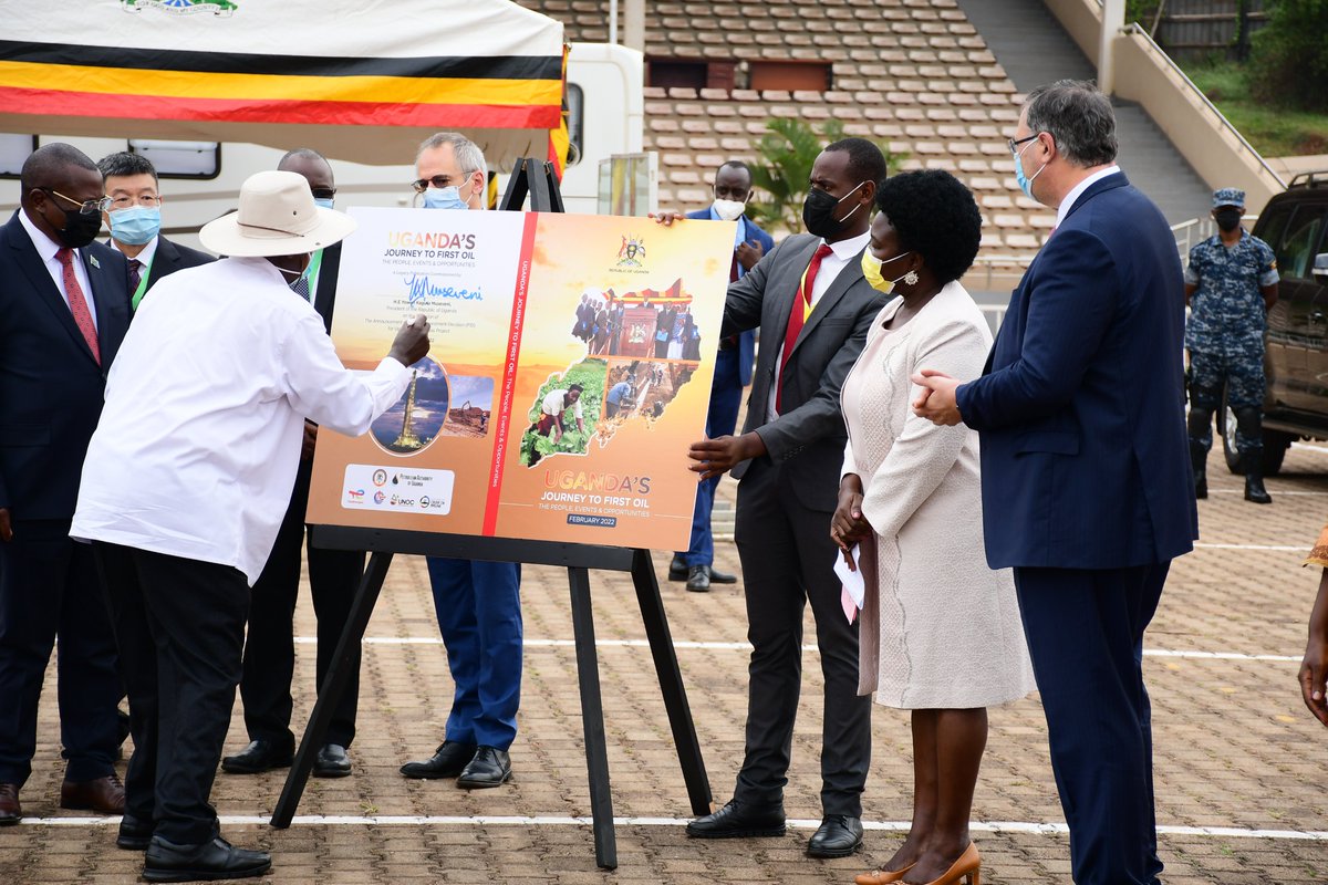 PAU_Uganda's tweet photo. 🔙 #ThrowbackThursday: Uganda’s Oil Journey Reaches FID Milestone
This week in February 2022, Uganda’s oil and gas sector achieved a historic breakthrough.
On 1st February 2022, Uganda and Tanzania witnessed the signing of the Final Investment Decision (FID) by the Joint Venture Partners — @TotalEnergiesUG , @CNOOCUgandaLtd  , @UNOC_UG , and @TPDCTZ . This pivotal moment unlocked massive investment and set both countries firmly on the path toward commercial oil production.
The FID unleashed an unprecedented US$15 billion investment inflow into Uganda’s economy, making it the largest project by value in Uganda and the entire East African region.
This milestone did more than pave the way for transformative infrastructure; it cemented Uganda’s place on the global energy map.
A moment worth remembering. A future worth building to create lasting value.