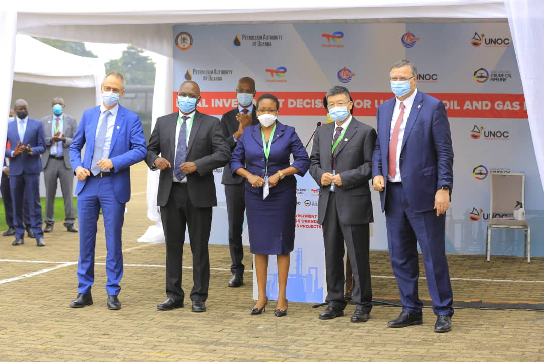 PAU_Uganda's tweet photo. 🔙 #ThrowbackThursday: Uganda’s Oil Journey Reaches FID Milestone
This week in February 2022, Uganda’s oil and gas sector achieved a historic breakthrough.
On 1st February 2022, Uganda and Tanzania witnessed the signing of the Final Investment Decision (FID) by the Joint Venture Partners — @TotalEnergiesUG , @CNOOCUgandaLtd  , @UNOC_UG , and @TPDCTZ . This pivotal moment unlocked massive investment and set both countries firmly on the path toward commercial oil production.
The FID unleashed an unprecedented US$15 billion investment inflow into Uganda’s economy, making it the largest project by value in Uganda and the entire East African region.
This milestone did more than pave the way for transformative infrastructure; it cemented Uganda’s place on the global energy map.
A moment worth remembering. A future worth building to create lasting value.