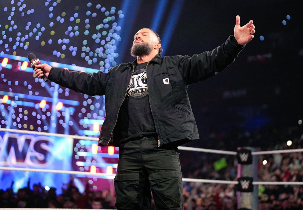 Roman returns and :  
• In a podcast he blasts Triple H and creativity ;
• He says he's coming back to save WWE ;
• He wins the rumble ;
• On Raw he makes a promo that sells the match on night 2 of Wrestlemania ☝ ... 
A FUCKING GOAT 🐐 👑
#romanreigns