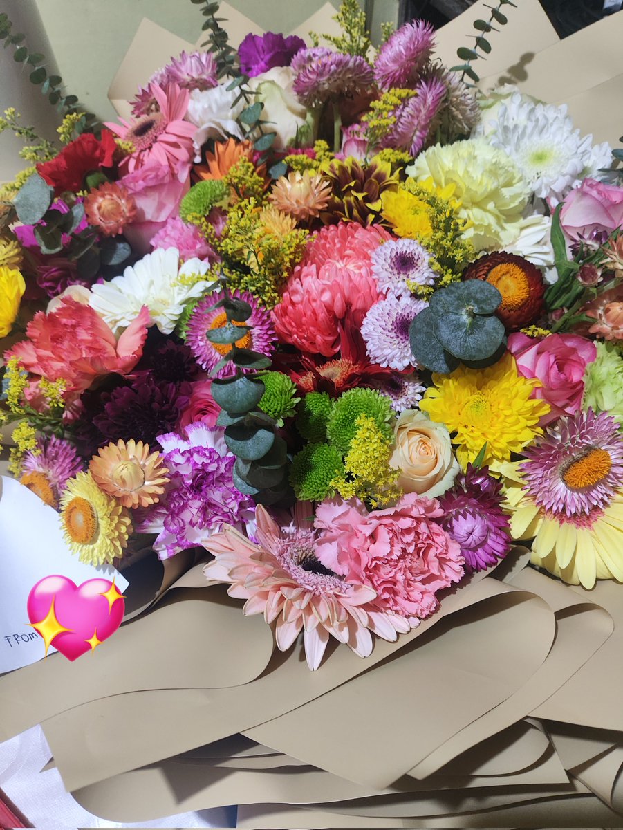 pnkmjnb's tweet photo. lol i never knew receiving just because flowers will make my day, hell make it a month. Thank you, i love it 😚 https://t.co/4axaliGLX1